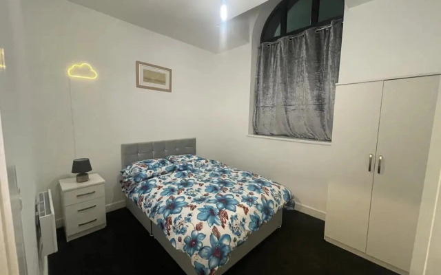 Modern 2 Bed Apartment in Salford