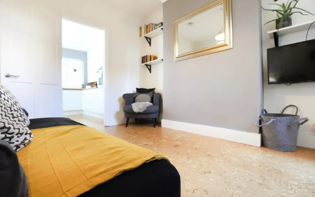Cosy Flat in Great Location by Station