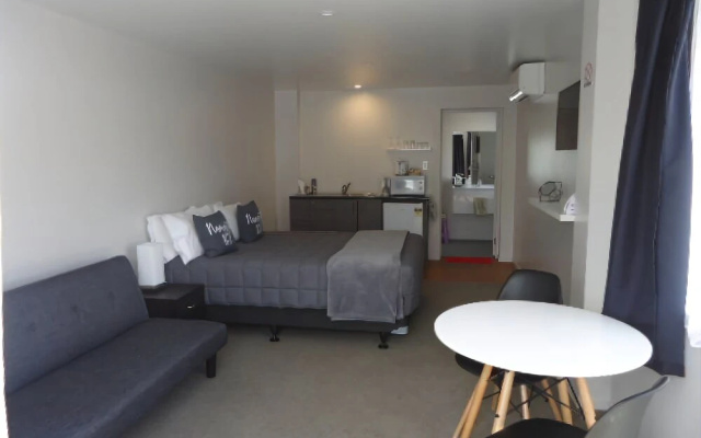 Racecourse Motel