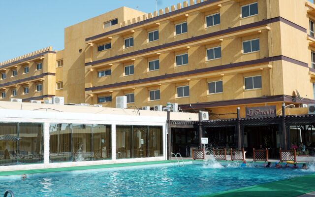 Отель Ras Al Khaimah Hotel ОАЭ, Рас-эль-Хайма - 2 отзыва об отеле, цены и фото номеров - забронировать отель Ras Al Khaimah Hotel онлайн вид на фасад