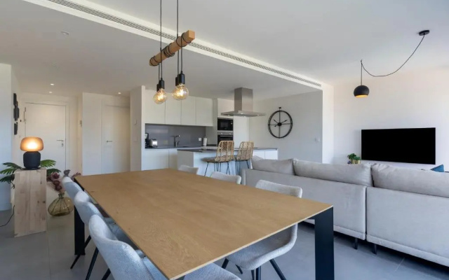 Modern 3bed apartment with sea view