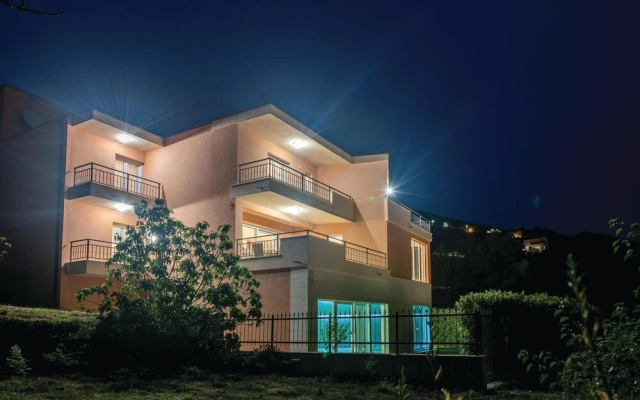 Awesome Home in Solin With Sauna, Wifi and 5 Bedrooms