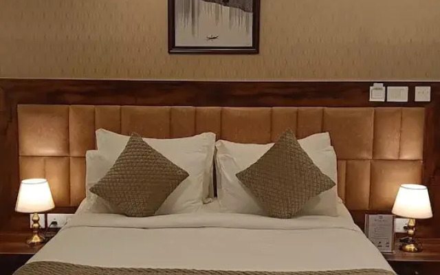 Royal Ace Luxur Hotel