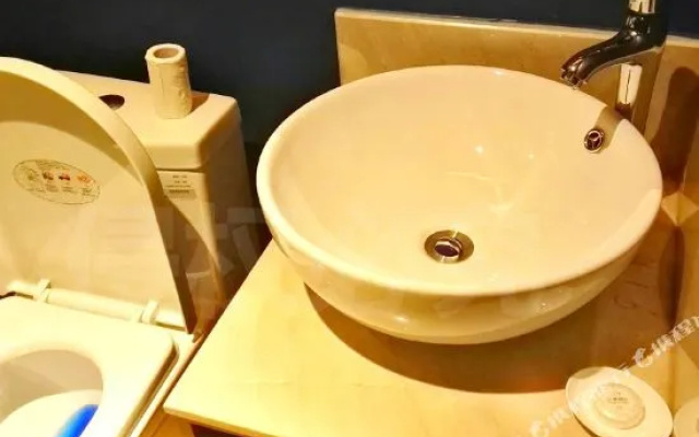 Baiqian Hotel