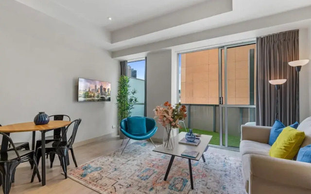 Sophisticated CBD 2-bed Apartment by Yarra River