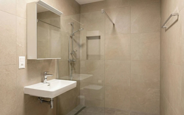 8-Min to Airport 1BR & 1LR Flat