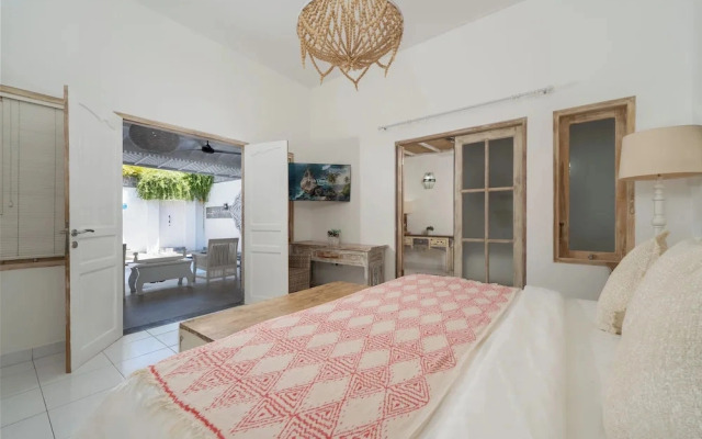 Peacock Bungalow by Pertama Stay