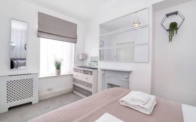 Amberley House with Hot Tub, Free Parking