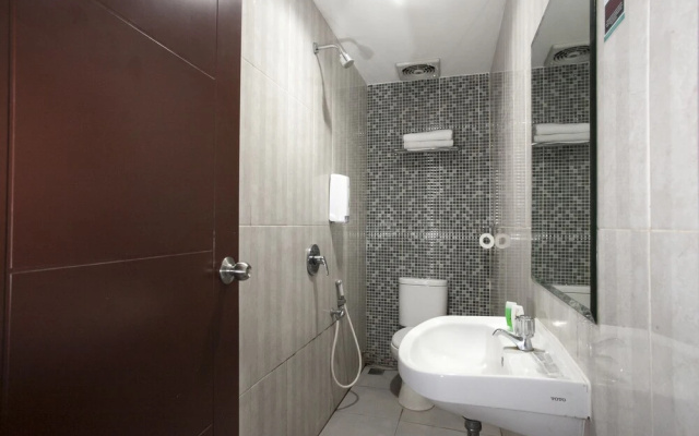 RedDoorz Plus near Tunjungan Plaza 2