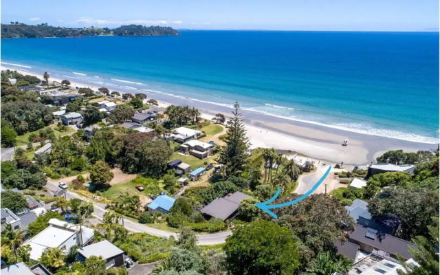 Moana Beach House - Absolute Beachfront