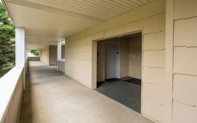 Mariners Court 204