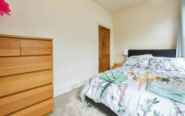 Groves 4 Bedroom, Shepherds Bush