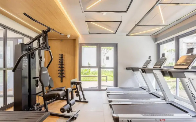 Apt w/ Balcony & View, 650m From the Metro Nik0504
