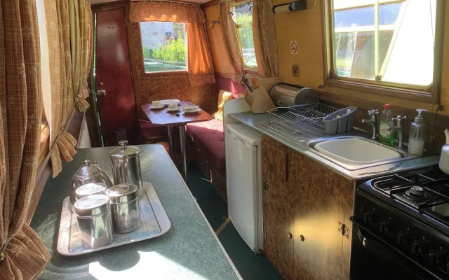 Stone - Boat - Sleeps 4 - Pet Friendly-85ws