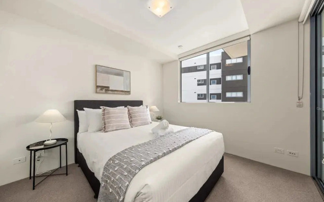 Chic West End Stay With Gym & Pool Access