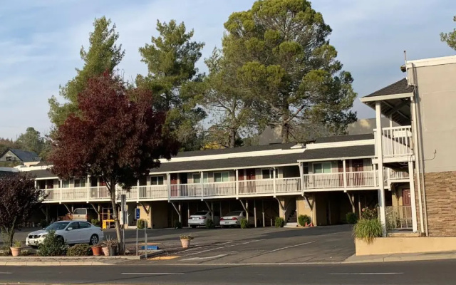 Elmwood Motel