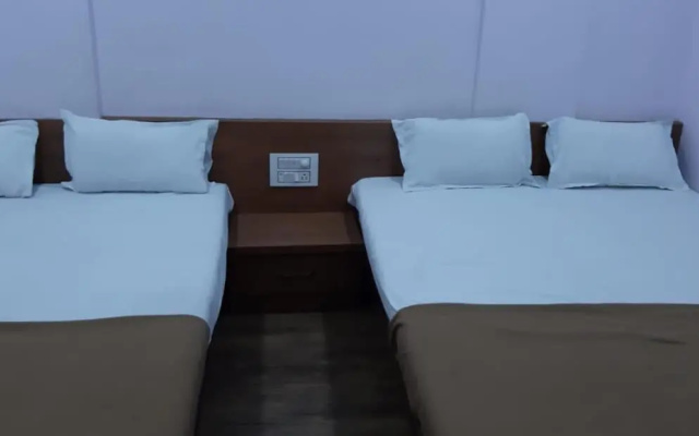 Rajhuns Deluxe Lodging