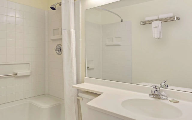 Super 8 by Wyndham Windsor