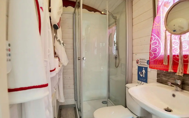 MAS MAURANE-Roulotte avec SPA privé