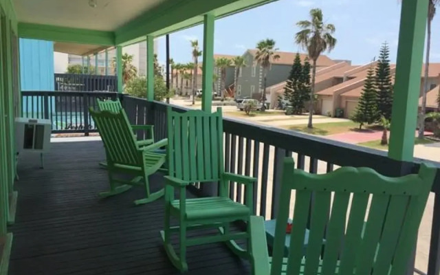 Upper Deck Hotel and Bar - Adults Only