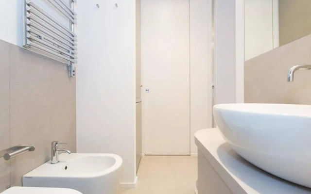 Pure & Chic 2beds/2baths in Centre!