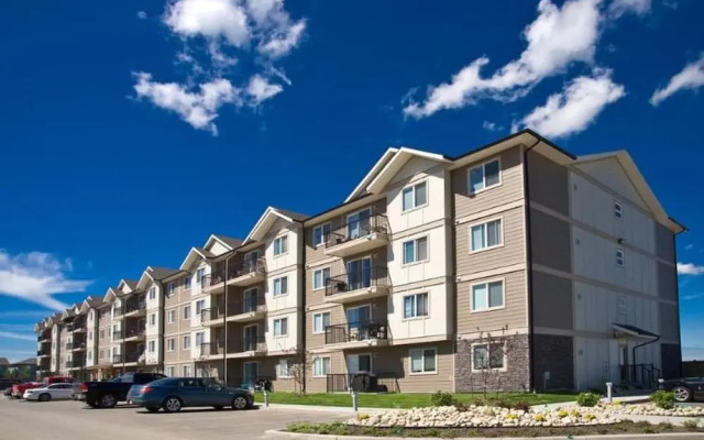 Vibrant Flat 10 min drive downtown