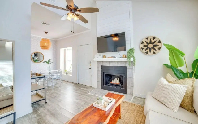 Walk to Restaurants & Bars: Modern Dallas Retreat