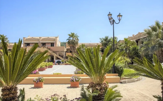 Spacious Aparyment in Campofelice di Roccella with Pool