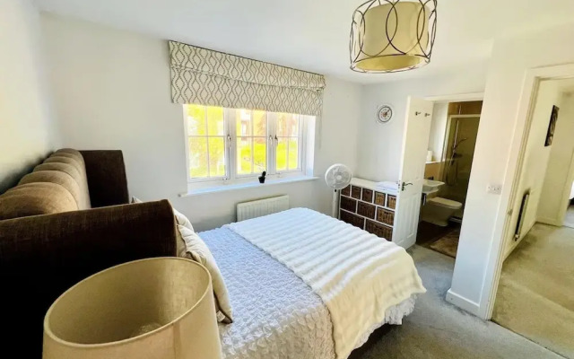 Horley Hideaway - 4 Bedroom House- Sleeps 7