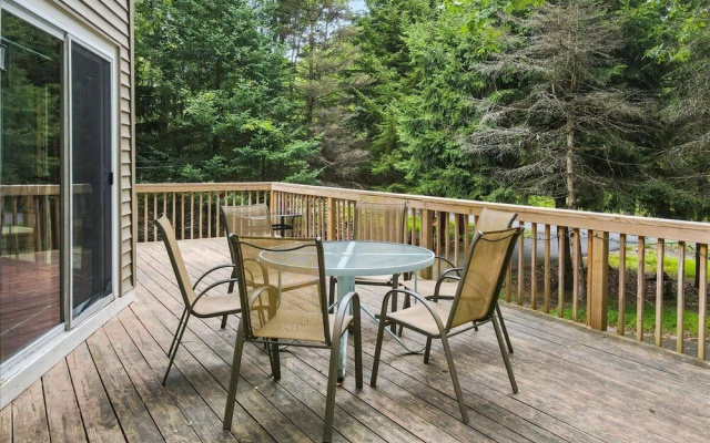 NEW Poconos Retreat near Snow Sports