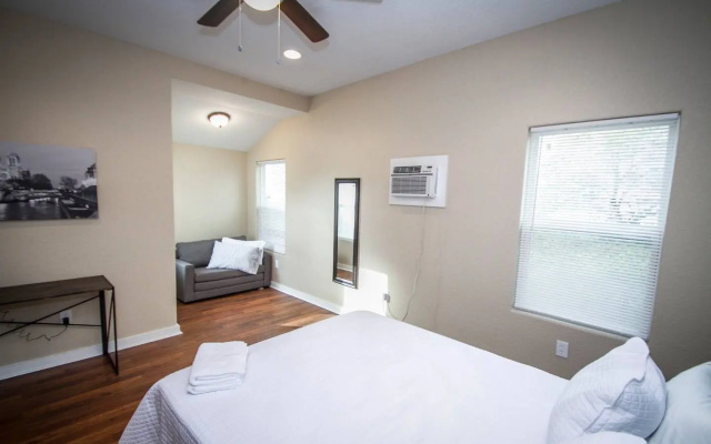 Douglas Way Remodeled House Near Downtown 1BA/1BA