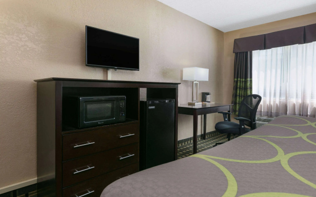 Super 8 by Wyndham Grand Prairie North
