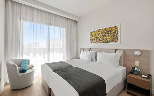 Mercure Larnaca Finikoudes Beach