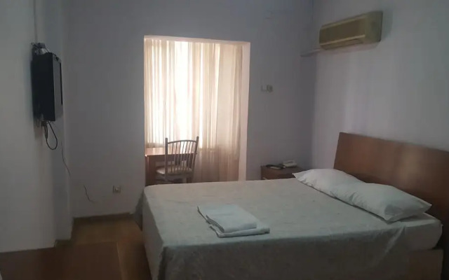 Bayrakli Otel