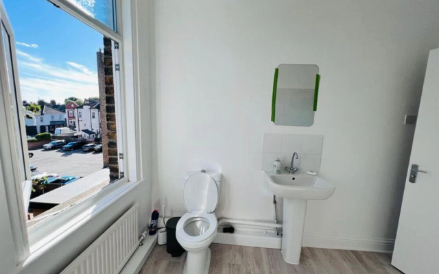 Spacious 6 double-bed rooms C2C Southend