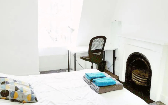 Edinburgh Chic Suite by Castle Terrace