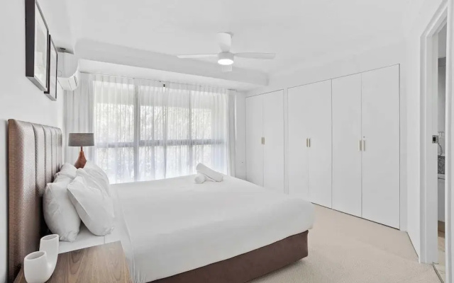 Burleigh Headland 2 Bedroom Stay, just a stones throw from the beach!