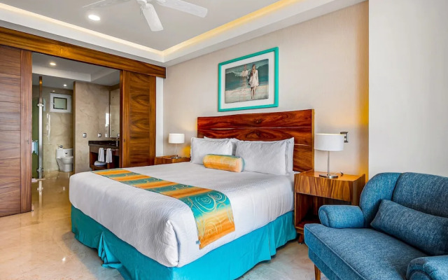 Fantastic Oceanfront Apartment With Balcony, Pool & Central AC