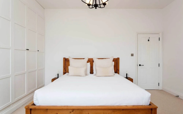 Clean Lines By Clapham Common