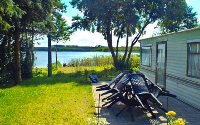 Mobile Home im Ferienpark mit Seezugang