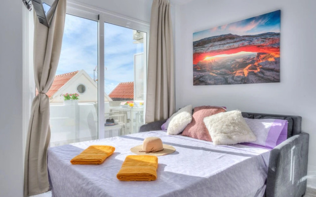 Tidy Apartment, Small Terrace and Air Conditioning