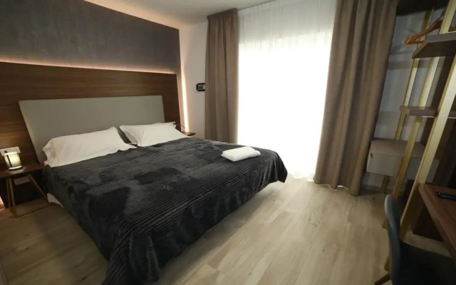 8 Room Hotel