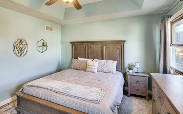Spacious & Family Friendly! Lincoln Home w/ Deck