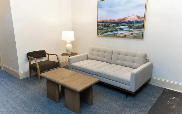 Carriage House Hotel