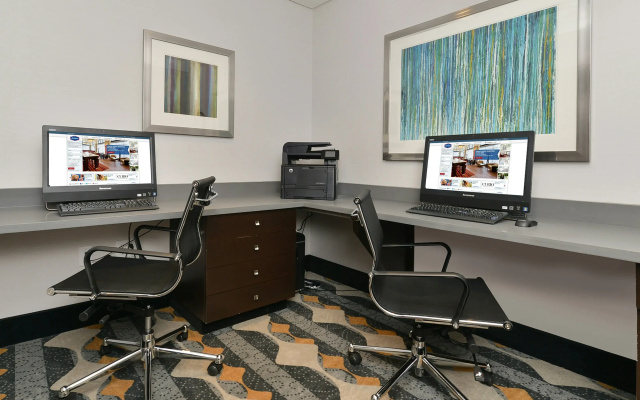 Hampton Inn & Suites Des Moines Downtown