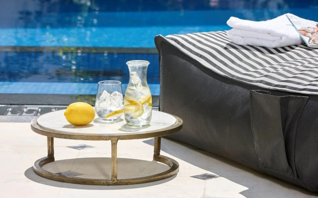Vasia Boulevard - Adults Only