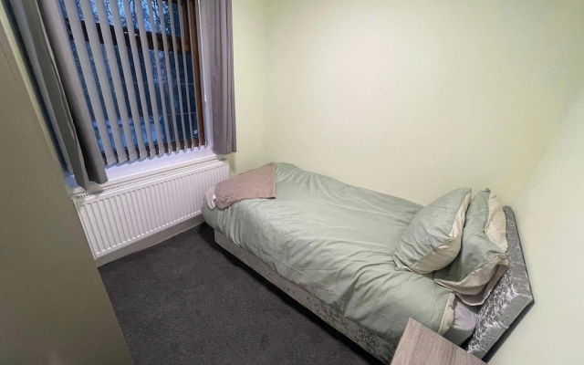 House Sleeps 9 With Garden and Parking