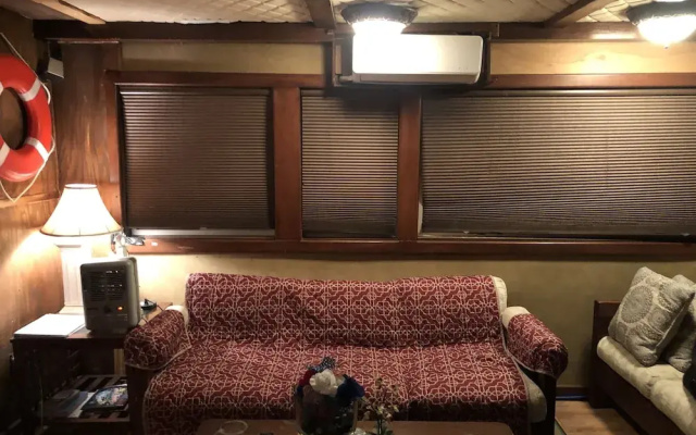 Island Houseboat