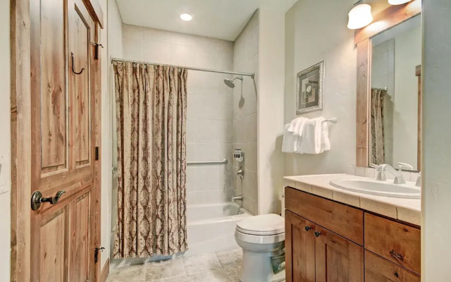 2br 2ba Winter Walk To Historic Downtown + Gondola 2 Bedroom Townhouse by RedAwning