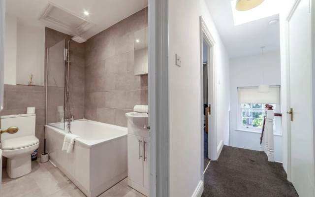 Period Victorian Abode In Idyllic Kings Cross